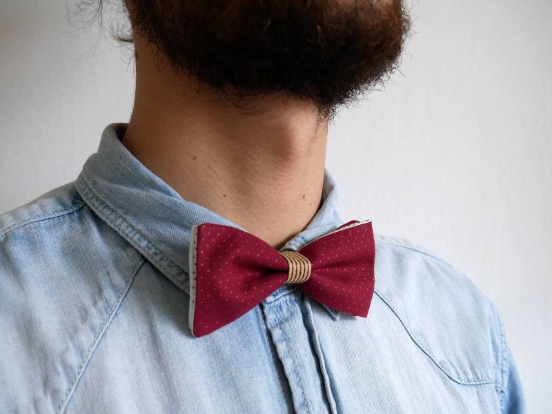 Fliege in Rotes Tuch Mit Goldenen Punkten von OkloAtelier