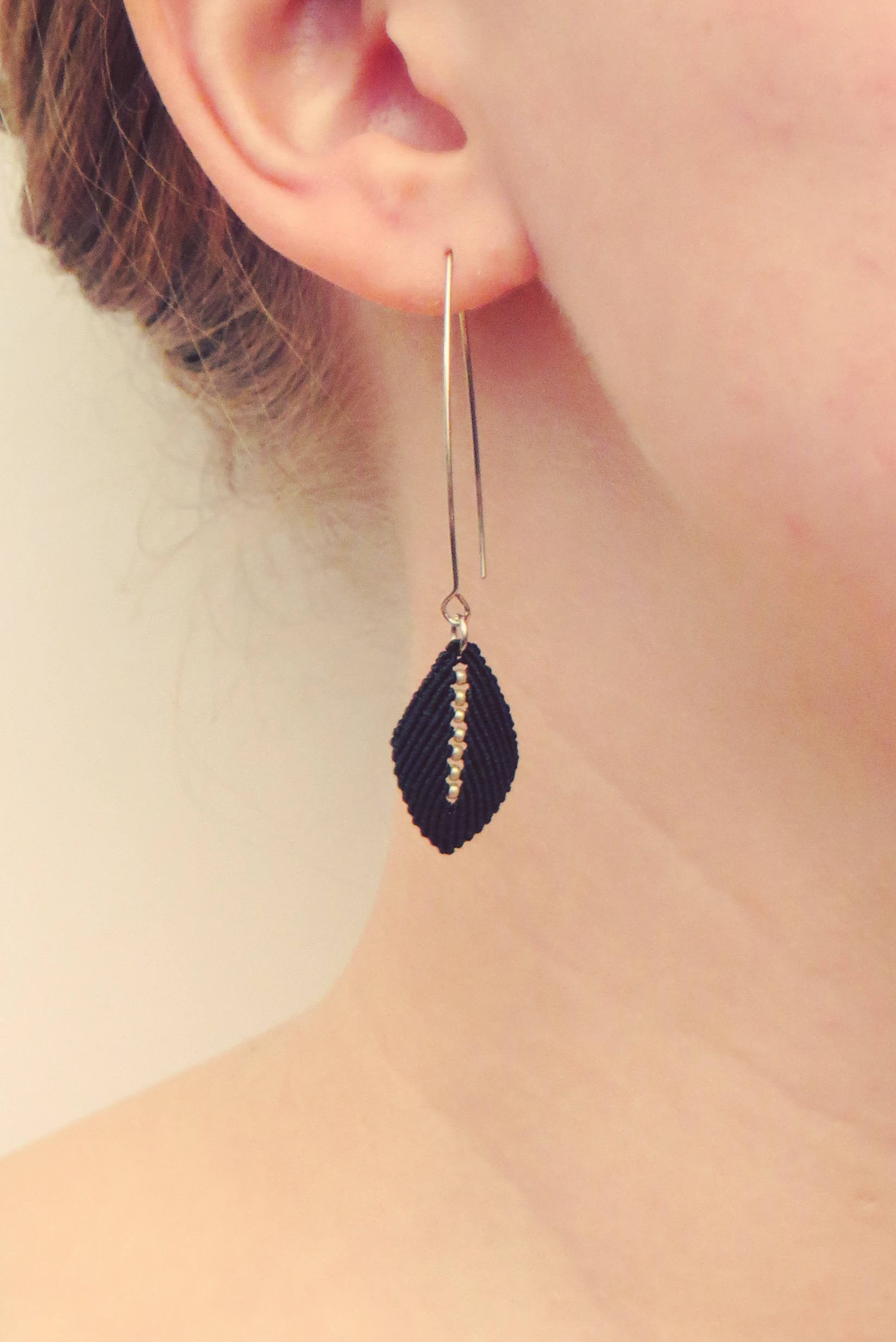 Ohrringe „Azo" // Schwarze Makrameeblätter Ohrringe „Azo" // Schwarze Makrameeblätter von OkloAtelier