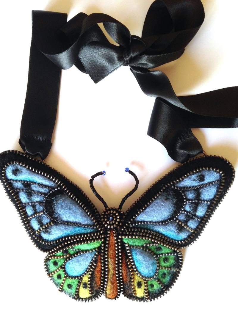 Blauer Gefilzter Reißverschluss Schmetterling Statement Halskette von OksaFelt