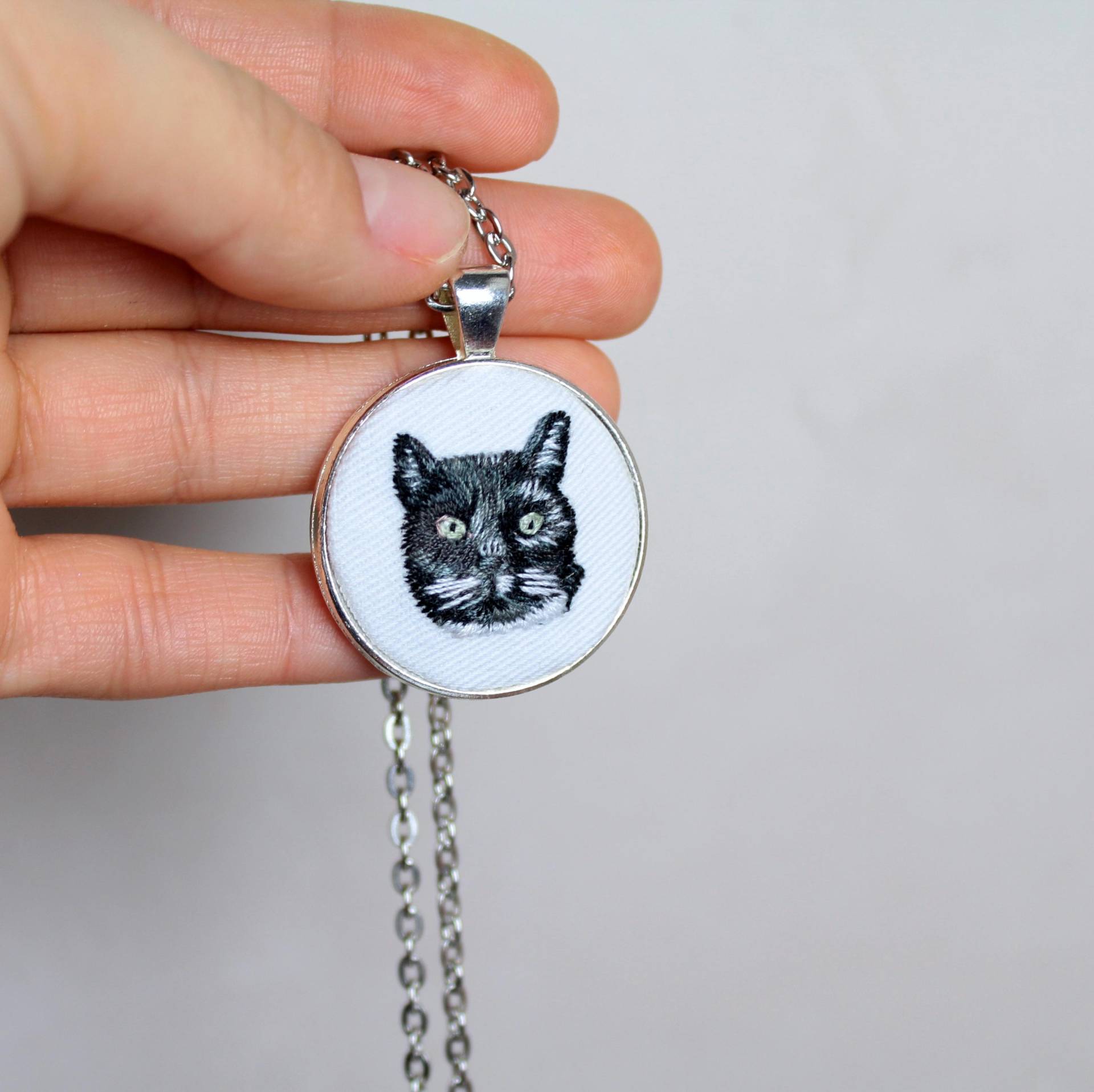Custom Katzen Anhänger | Personalisierte Haustier Halskette Gesticktes Erinnerungsgeschenk Für Katzenmamas Custom Katzen Anhänger | Personalisierte Haustier Halskette Gesticktes Erinnerungsgeschenk Für Katzenmamas von OksanaBalanovska