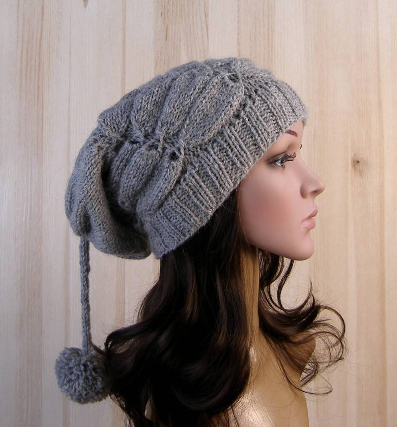 Graue Damen Winter Slouchy Mütze Grau Handstrickmütze Wollstrickmütze Pom-Pom-Hüte Für von OksankaKo
