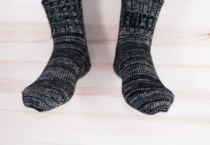 Damen Schwarz Grau Handgestrickte Wolle Wintersocken Für Ihre Stiefel Mohair Melange Damensocken von OksankaKo