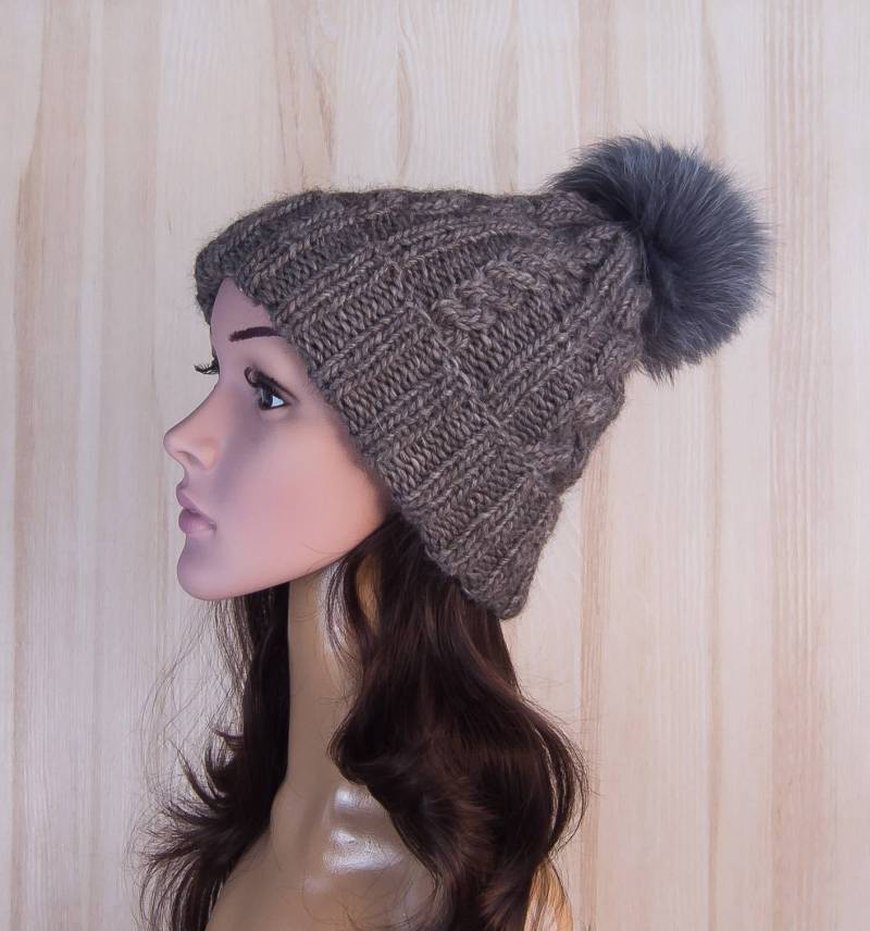 Wolle Damen Winter Strickmütze Mütze Waschbär Pom Grobstrick Hand Gestrickte Mit Fell Bommel von OksankaKo