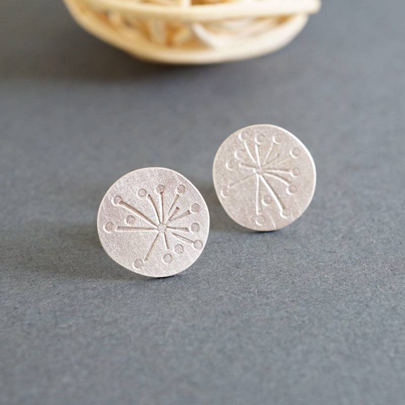 Löwenzahn Ohrringe, Blume Ohrstecker, Natur Inspirierte Originelles Design, Silber Runde Form, Kleine Süßes Design von OkuWorkshop