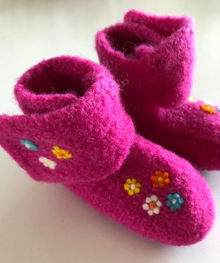Baby Filz Hausschuhe "Blümchen" Mit Klettverschluß. Mit Latexsohle. Farbe Frei Wählbar. Gr. 17 Bis 22 von OlaCrochet
