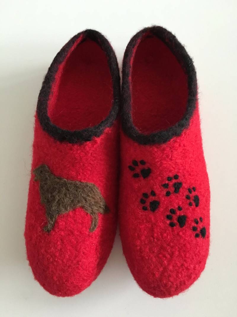 Clogs Hund + Tatzen Filzschuhe Hausschuhe. Mit Latexsohle. Farbe Frei Wählbar von OlaCrochet