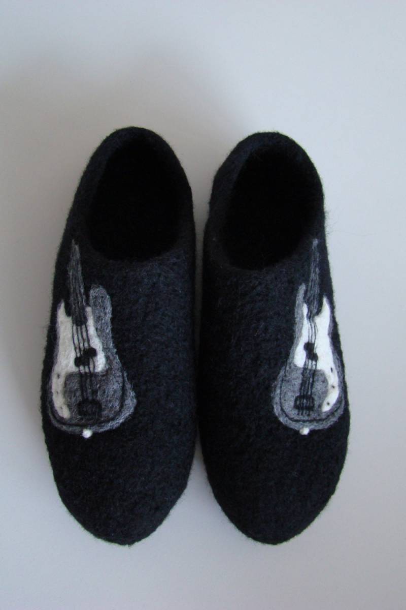 Clogs Mit Bass Gitarre. Mit Latexsohle. Farbe Frei Wählbar. Filzschuhe, Hausschuhe von OlaCrochet