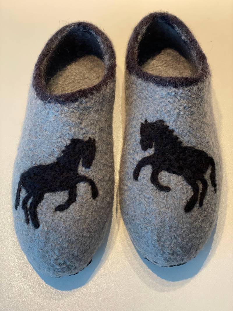 Clogs Mit Pferd. Mit Latexsohle. Farbe Frei Wählbar. Filzschuhe, Hausschuhe, Filzclogs von OlaCrochet