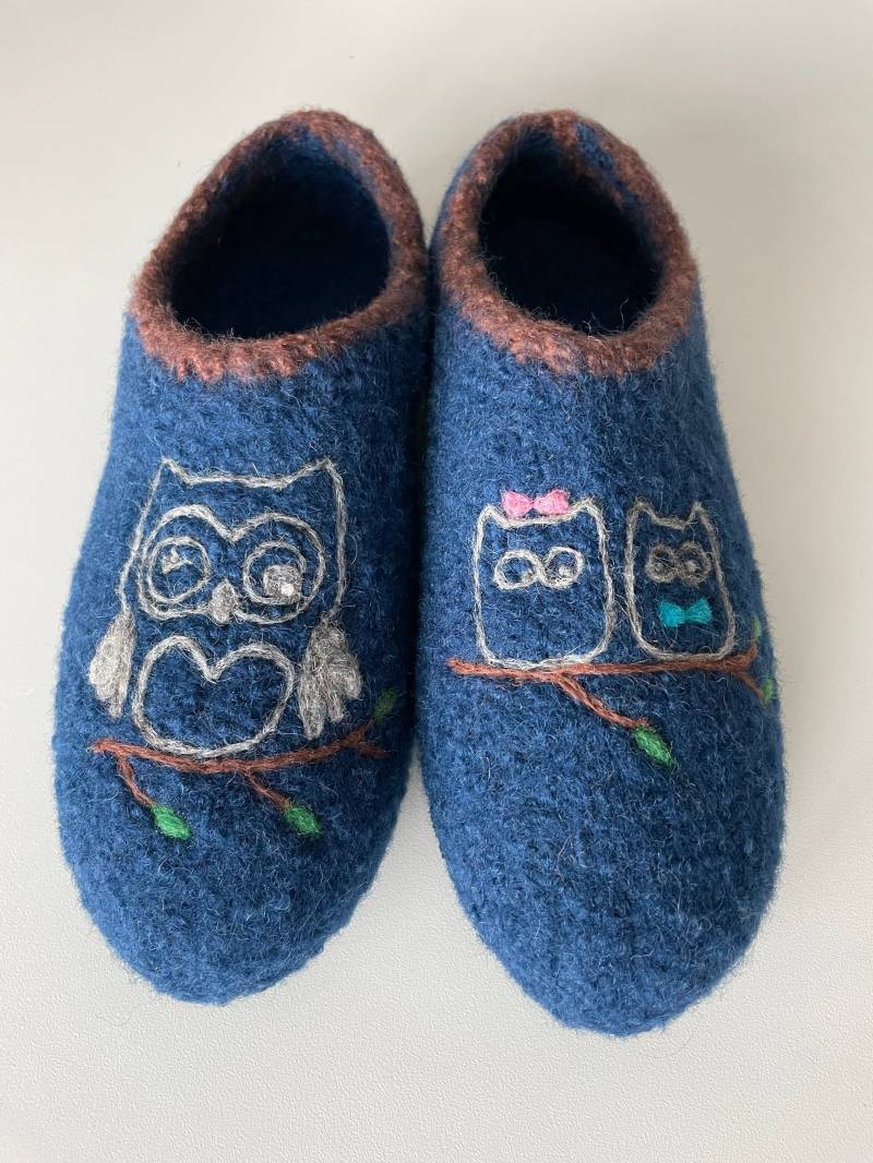 Damen Clogs Mit "Eulen". Mit Latexsohle. Farbe Frei Wählbar. Filzschuhe, Hausschuhe von OlaCrochet