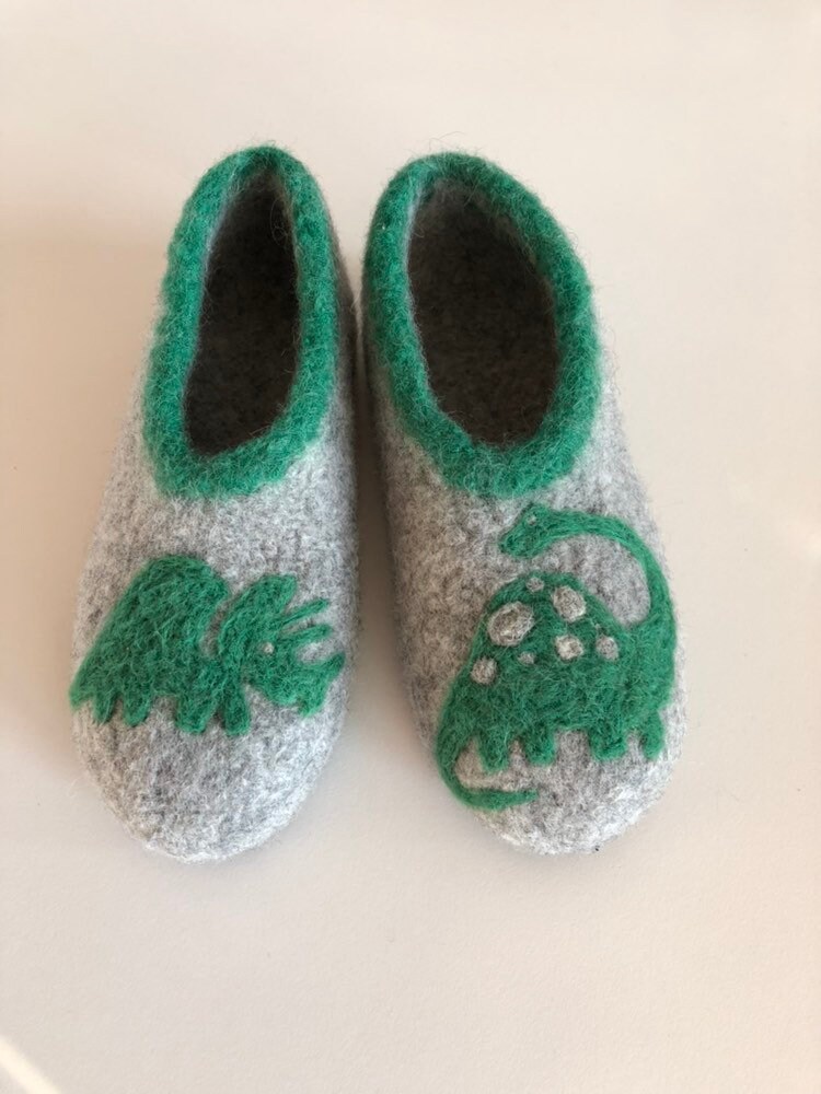 Dino Hausschuhe Für Kinder. Mit Latexsohle. Farbe Frei Wählbar von OlaCrochet