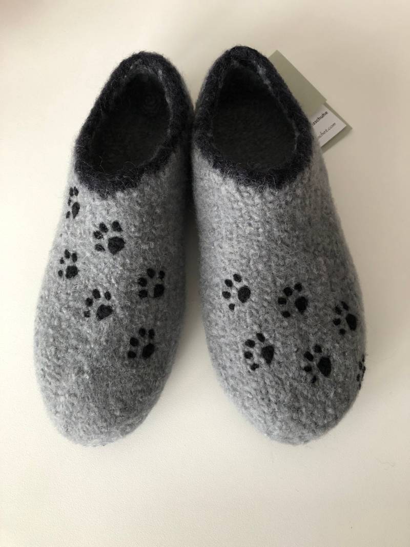 Filzhausschuhe Clogs "Hundetatzen, Tatzen". Mit Latexsohle. Farbe Frei Wählbar von OlaCrochet