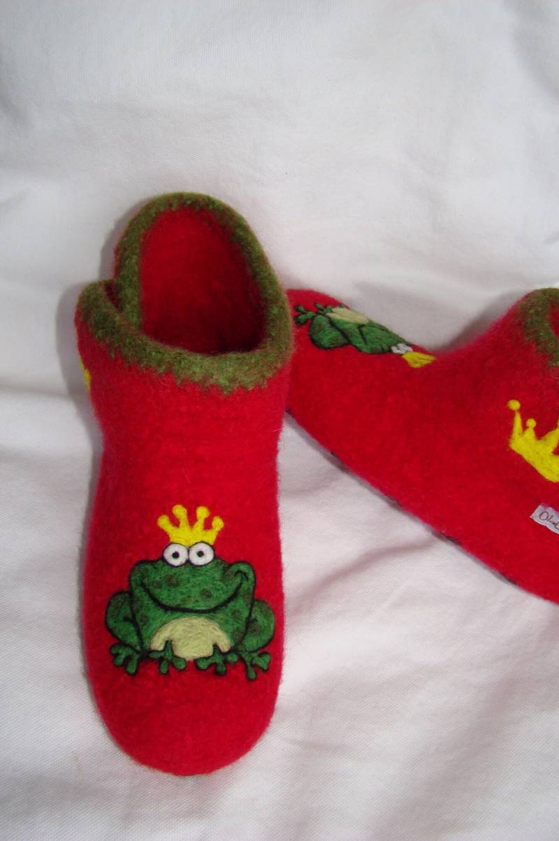Filzhausschuhe Stiefelchen Froschkönig. Mit Latexsohle. Farbe Frei Wählbar von OlaCrochet