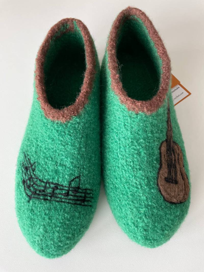 Filzschuhe, Hausschuhe Mit "Gitarre & Noten". Mit Latexsohle. Farbe Frei Wählbar von OlaCrochet