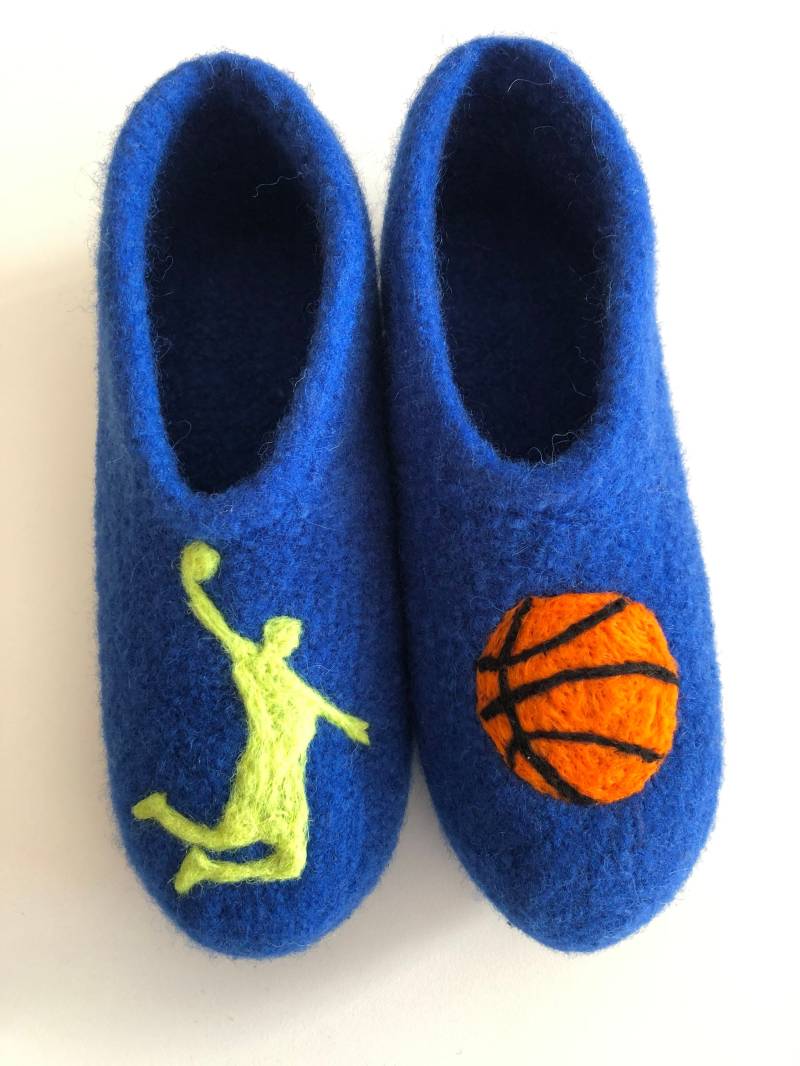 Filzschuhe "Basketball & Basketballspieler". Mit Latexsohle. Farbe Frei Wählbar. Hausschuhe, Sport von OlaCrochet
