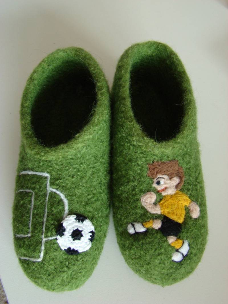 Filzschuhe "Fußball" Kinder Hausschuhe. Mit Latexsohle. Farbe Frei Wählbar von OlaCrochet