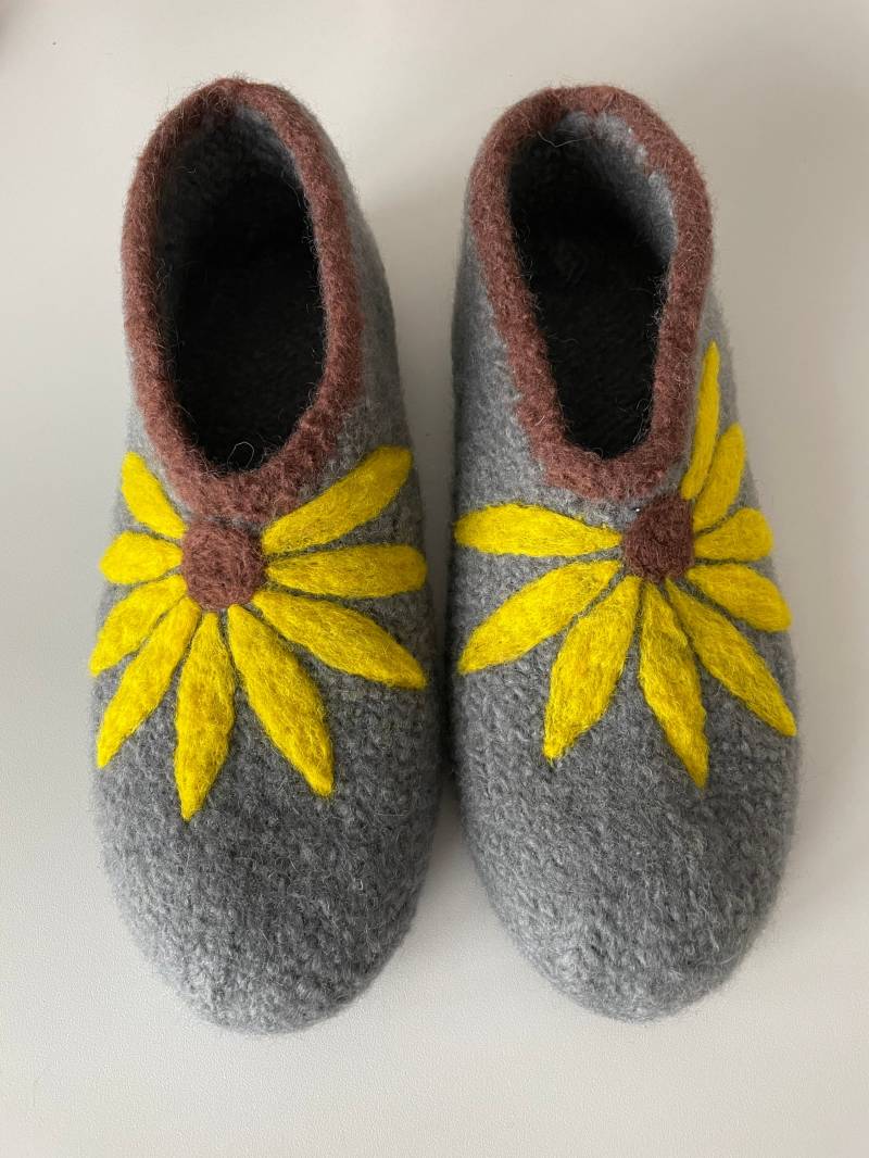 Filzschuhe Mit Sonnenblume. Mit Latexsohle. Farbe Frei Wählbar von OlaCrochet