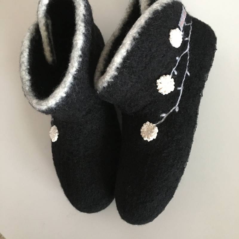 Filzstiefelchen "Blütenranke Mit Perlen". Mit Latexsohle. Farbe Frei Wählbar von OlaCrochet