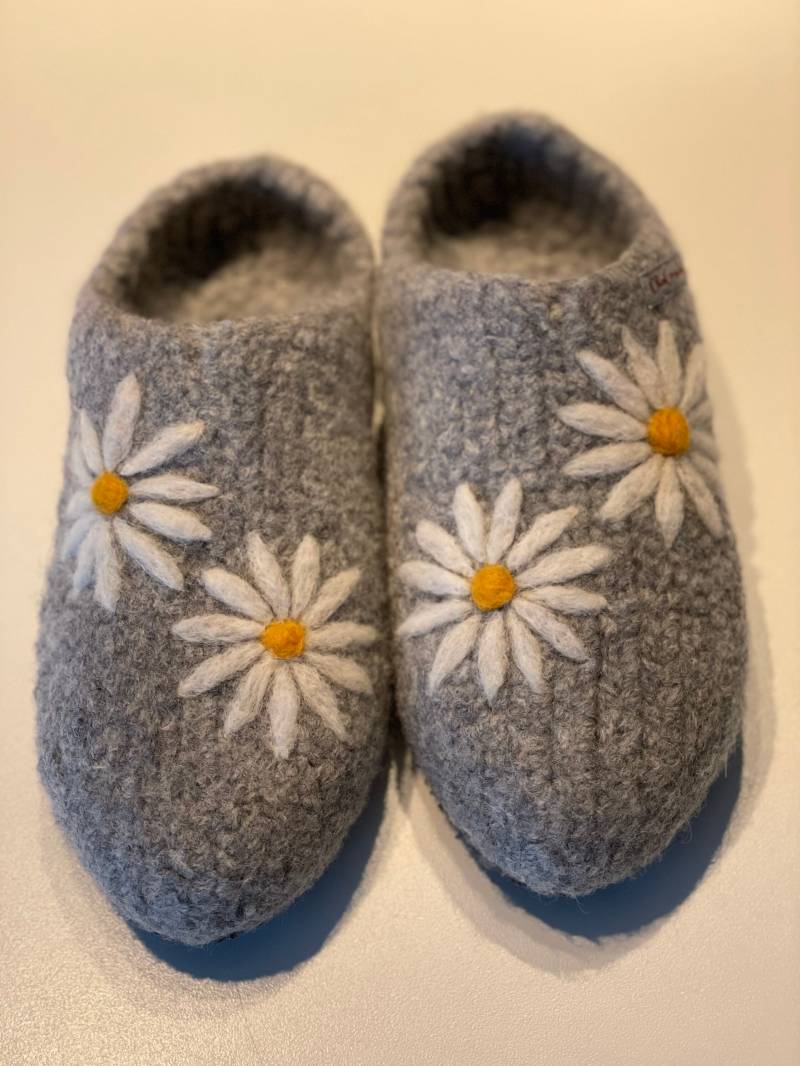 Hausschuhe "Gänseblümchen". Mit Latexsohle. Farbe Frei Wählbar. Filzschuhe von OlaCrochet