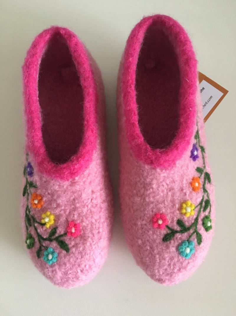 Kinder Filzhausschuhe "Blümchen". Mit Latexsohle. Farbe Frei Wählbar von OlaCrochet