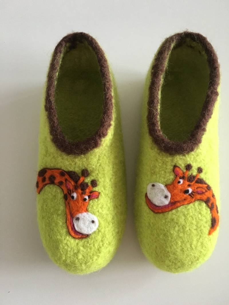 Kinder Filzhausschuhe "Giraffe". Mit Latexsohle. Farbe Frei Wählbar von OlaCrochet