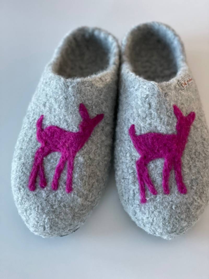 Superdicke Filzclogs "Reh Rehkitz" Filzschuhe Hausschuhe. Mit Latexsohle. Farbe Frei Wählbar von OlaCrochet