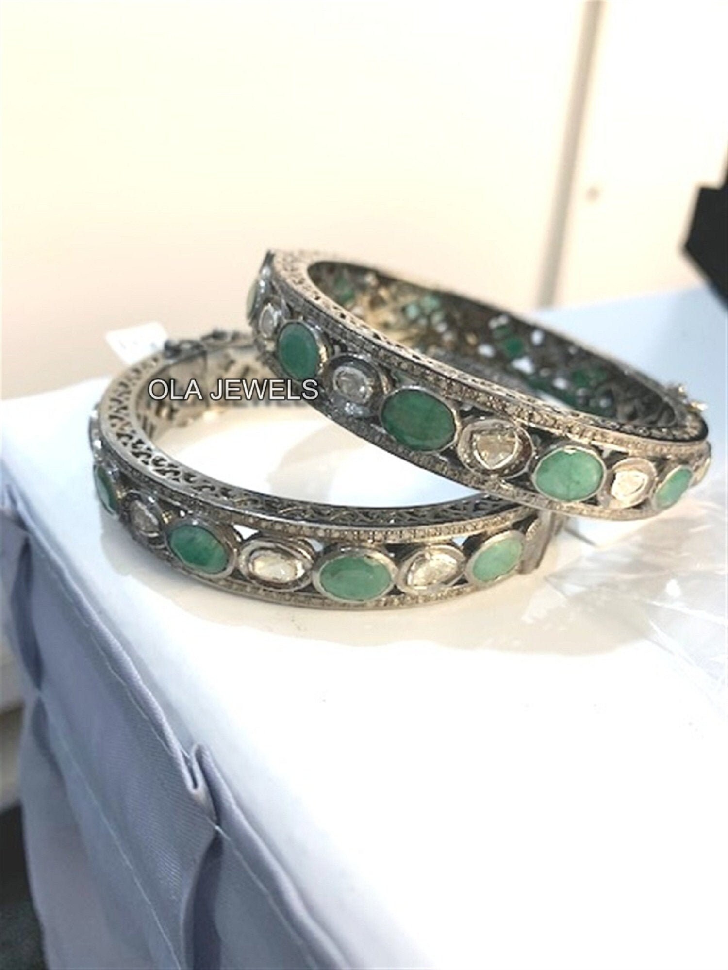 925 Sterling Silber Oxidiert Und Smaragd Pflastern Diamant Armbänder Handgemachte Schmuckhersteller Weihnachtsgeschenke Hochzeitsjubiläum Geschenke 925 Sterling Silber Oxidiert Und Smaragd Pflastern Diamant Armbänder Handgemachte Schmuckhersteller Weihnachtsgeschenke Hochzeitsjubiläum Geschenke von OlaJewelsDesigns