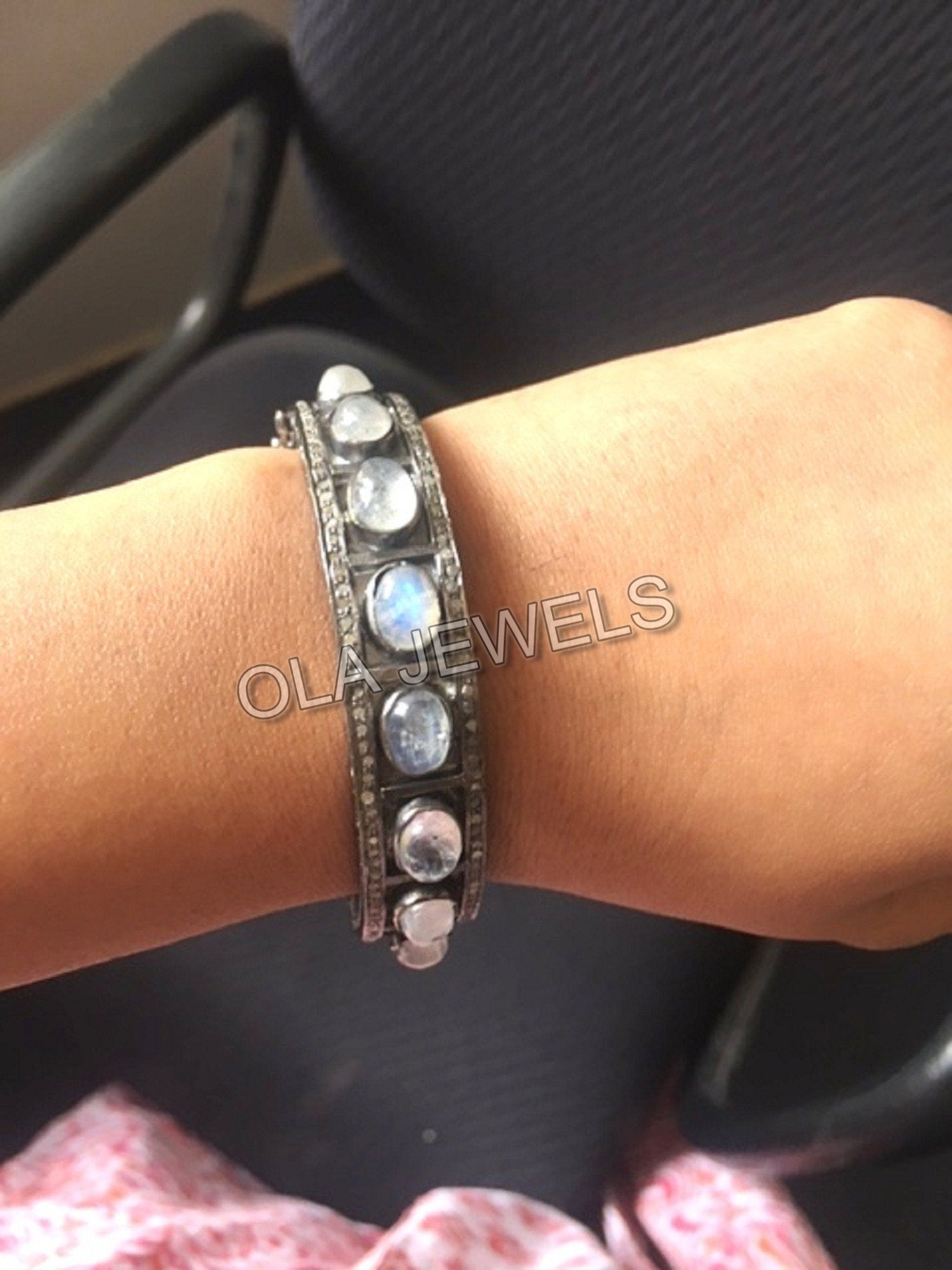 925 Sterling Silber Pflastern Diamant Öffenbare Armreif Mit Natürlichen Mondstein Schöne Jahrestag Hochzeit Weihnachten Valentinstag Geschenke von OlaJewelsDesigns