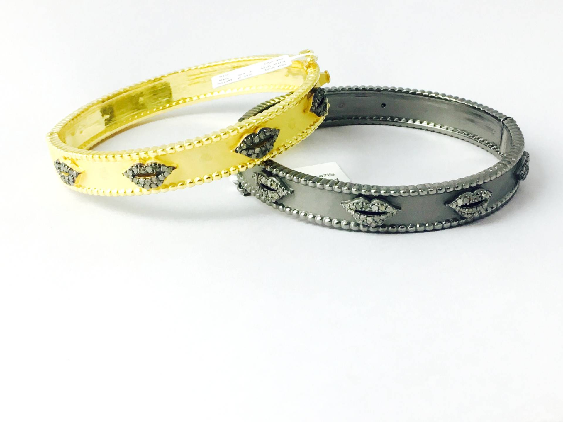 925 Sterling Silber Schwarz & Gold Finish Lippen Diamant Armreif Handgemachter Schmuck Weihnachtsgeschenke Hochzeitsgeschenke Jahrestagsgeschenk 925 Sterling Silber Schwarz & Gold Finish Lippen Diamant Armreif Handgemachter Schmuck Weihnachtsgeschenke Hochzeitsgeschenke Jahrestagsgeschenk von OlaJewelsDesigns