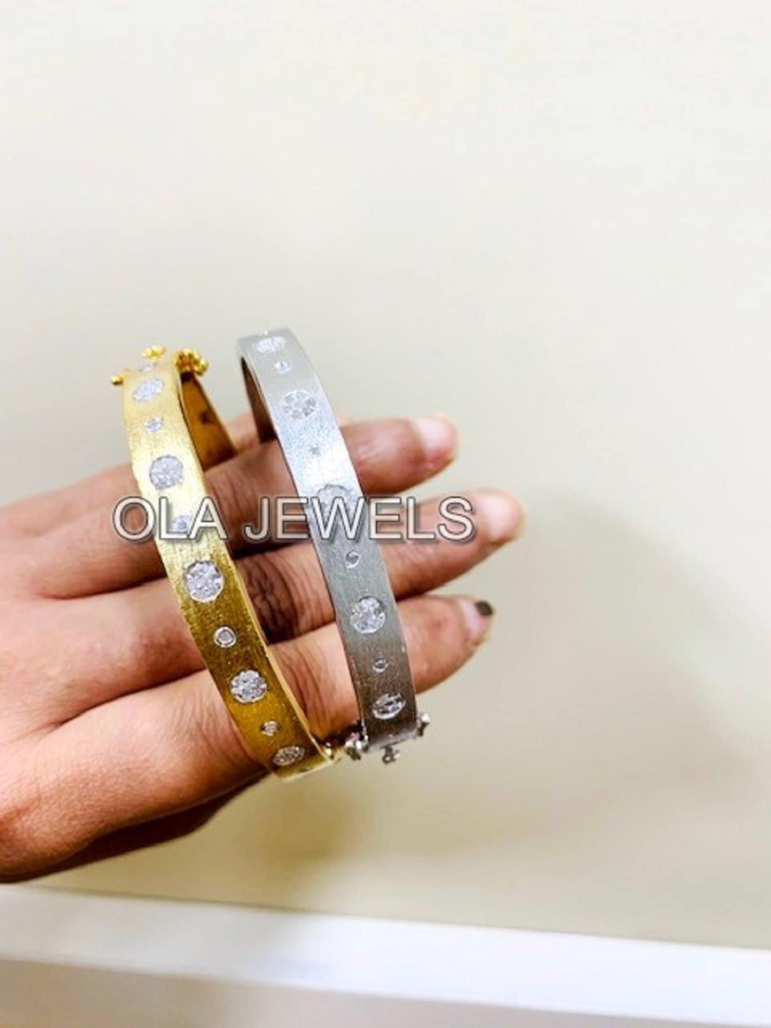 925 Sterling Silber Schwarz & Gold Finish Mit Weißen Diamant Oval Form Armband Weihnachtsgeschenke Hochzeitsgeschenke Jubiläumsgeschenke 925 Sterling Silber Schwarz & Gold Finish Mit Weißen Diamant Oval Form Armband Weihnachtsgeschenke Hochzeitsgeschenke Jubiläumsgeschenke von OlaJewelsDesigns