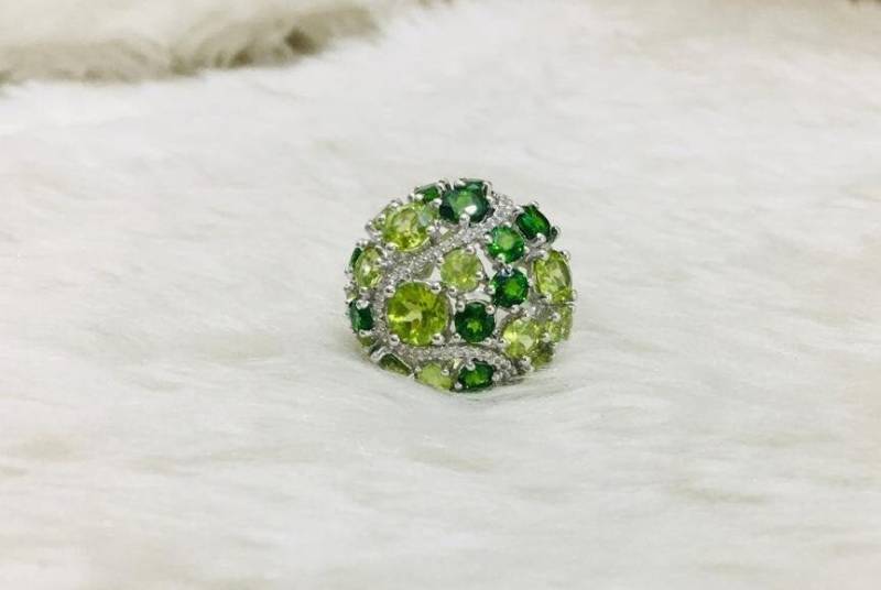 925 Sterling Silber Weißes Finish Chrom Und Peridot Ring. Silberring. Chromring. Neuen Designring. Designer von OlaJewelsDesigns