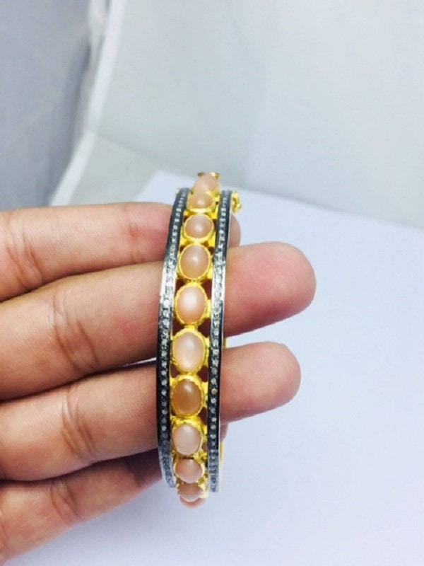 Massiver Sterling Silber Vergoldeter Pfirsich Mondstein Pave Diamant Armreif von OlaJewelsDesigns