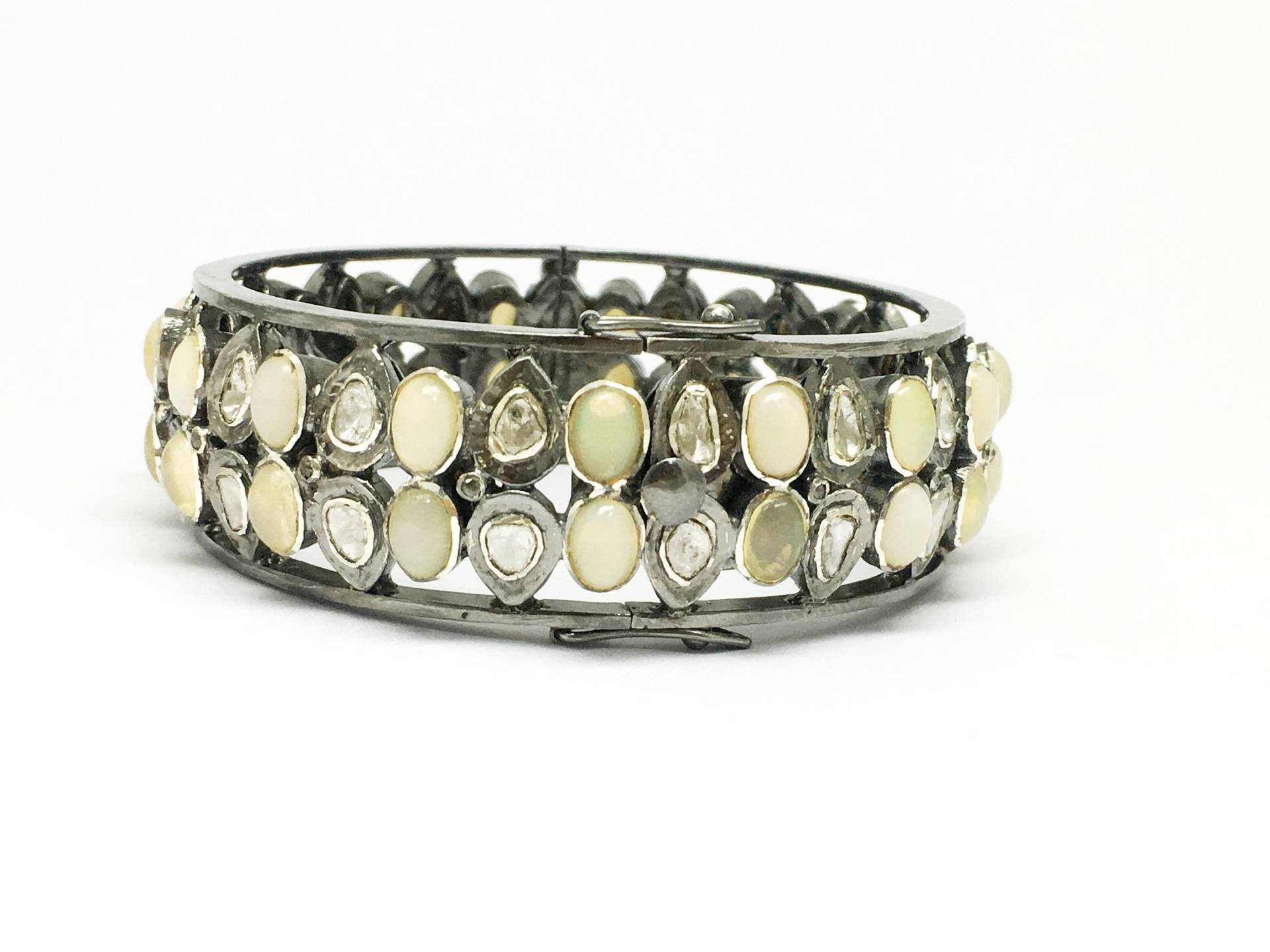 Massives Sterling Silber 925 Schwarz Finish Rosenschnitte Diamant Mit Opal Offenem Armreif Massives Sterling Silber 925 Schwarz Finish Rosenschnitte Diamant Mit Opal Offenem Armreif von OlaJewelsDesigns