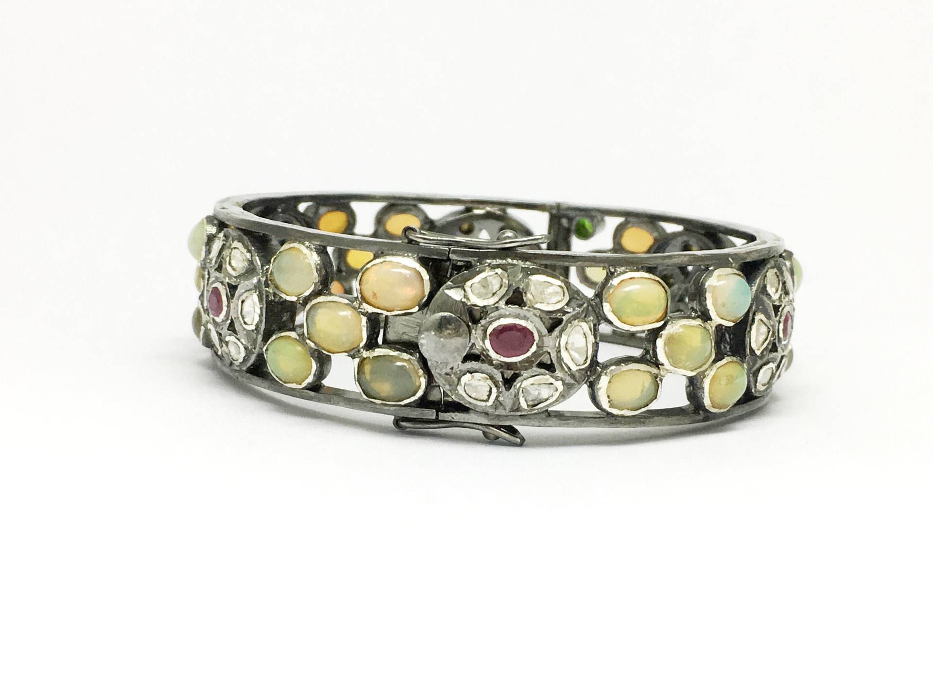 Massives Sterling Silber 925 Schwarz Finish Rosenschnitte Diamant & Opal Mit Rubin Offenem Armreif Massives Sterling Silber 925 Schwarz Finish Rosenschnitte Diamant & Opal Mit Rubin Offenem Armreif von OlaJewelsDesigns