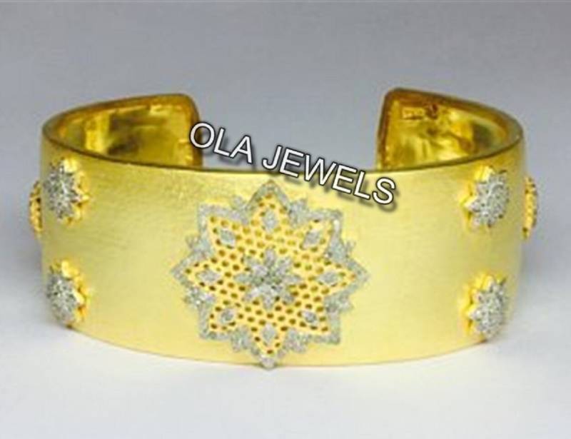 Vergoldeter Sterlingsilber-Manschettenarmreif Pave Diamond Flower, Handgemacht von OlaJewelsDesigns