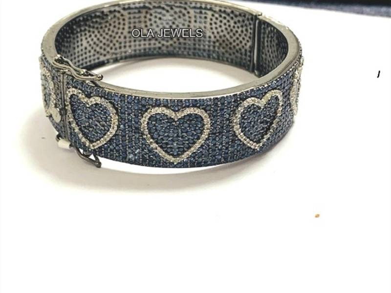 sterling Silber Armreif Mit Schwarzem Finish Weiß & Blau Saphir Herz Armband von OlaJewelsDesigns