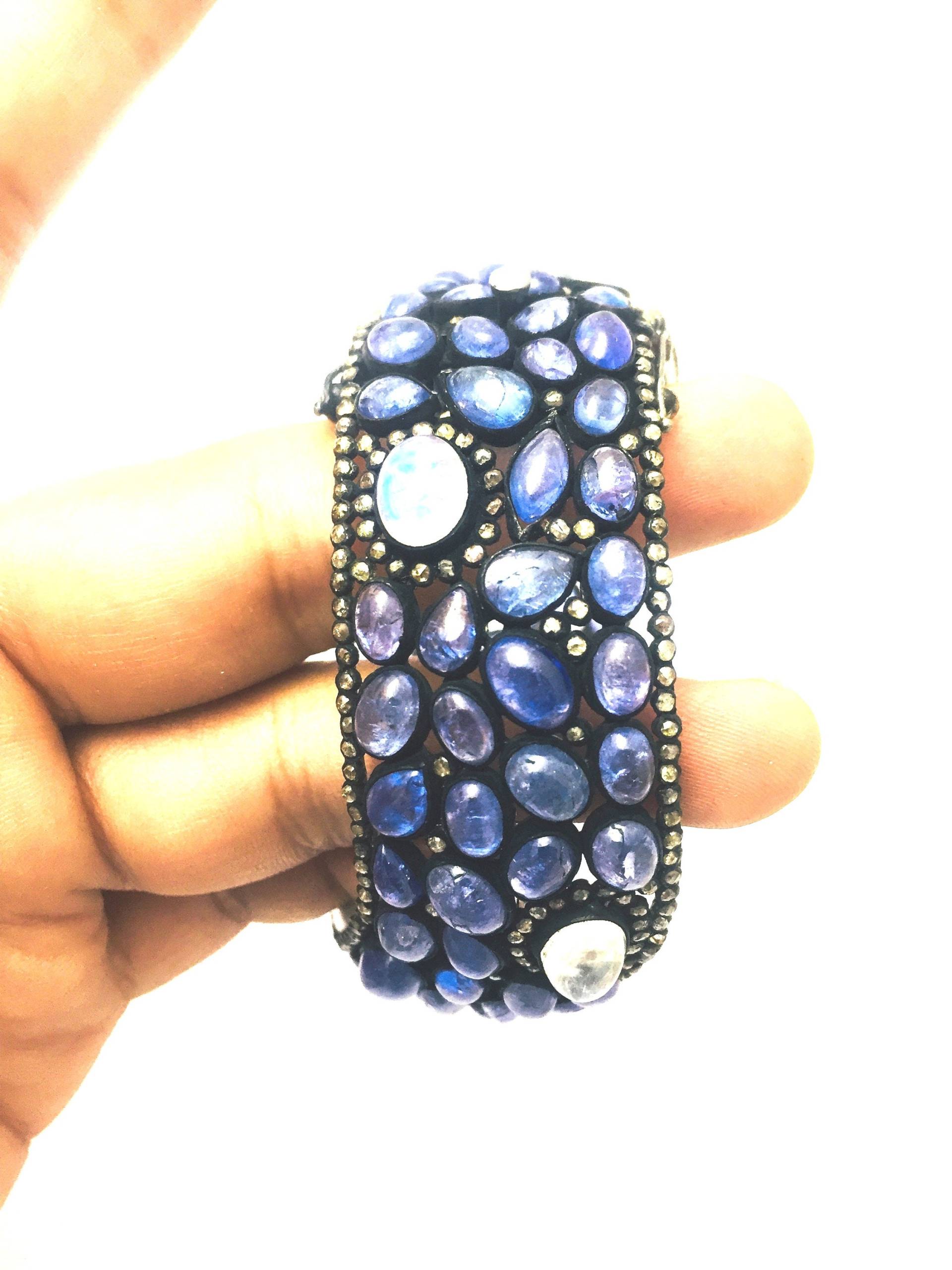 Solide Sterling Silber 925 Schwarz Finish Wellvy Armreif Mit Pflaster Diamanten Offen Mondstein Natürlichen Tansanit Solide Sterling Silber 925 Schwarz Finish Wellvy Armreif Mit Pflaster Diamanten Offen Mondstein Natürlichen Tansanit von OlaJewelsDesigns