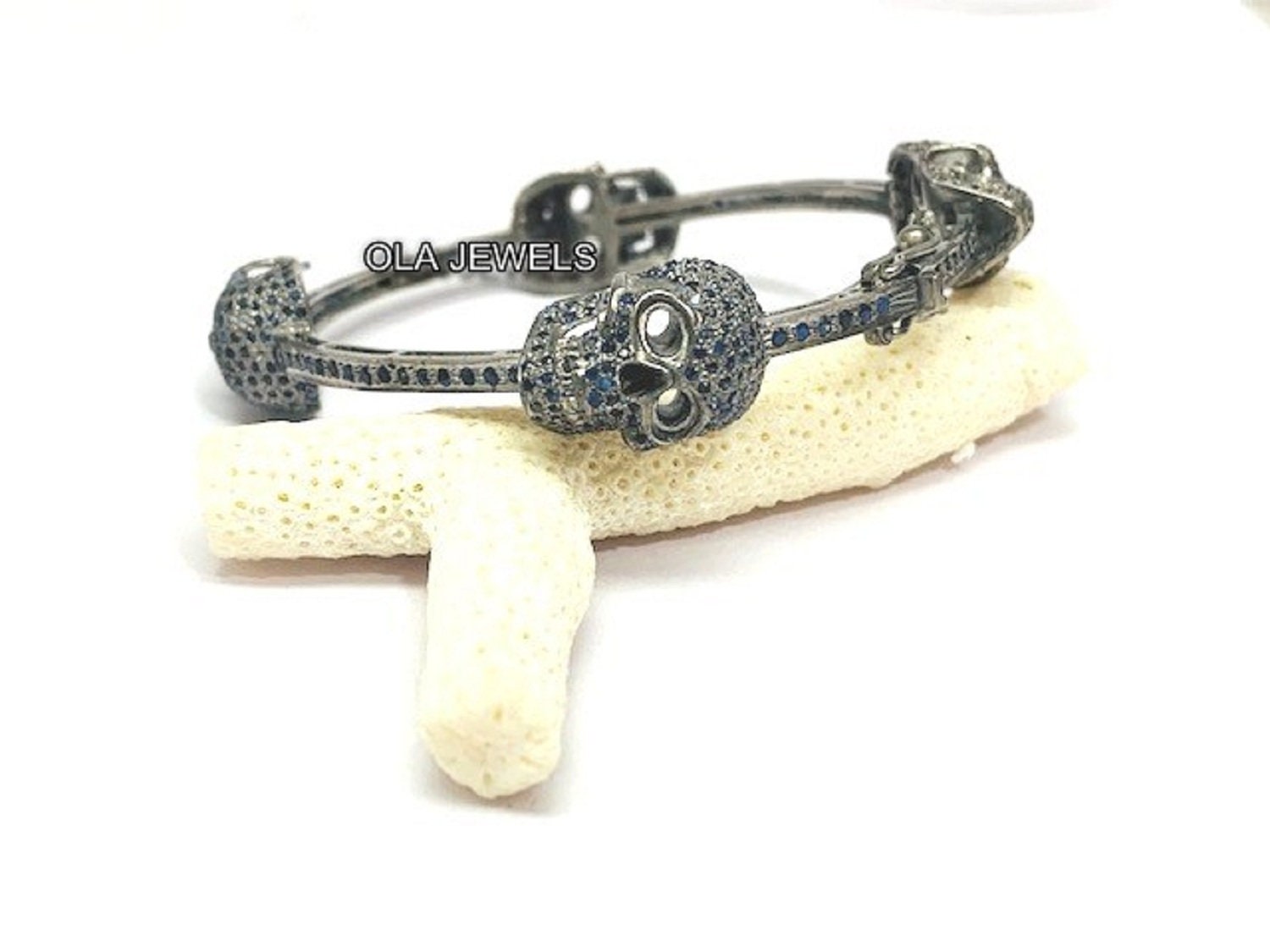 sterling Silber 925 Schwarz Finish Blue Sapphire Schädel Armreif Zu Öffnen Handgemacht Schmuck Weihnachtsgeschenke Hochzeitsgeschenke Jahrestag von OlaJewelsDesigns
