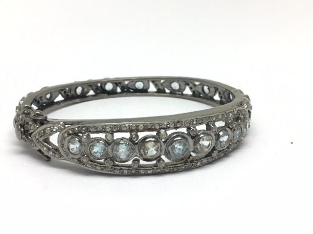 sterling Silber 925 Schwarz Finish Pflastern Diamant Und Blautopas Öffenbarer Armreif sterling Silber 925 Schwarz Finish Pflastern Diamant Und Blautopas Öffenbarer Armreif von OlaJewelsDesigns