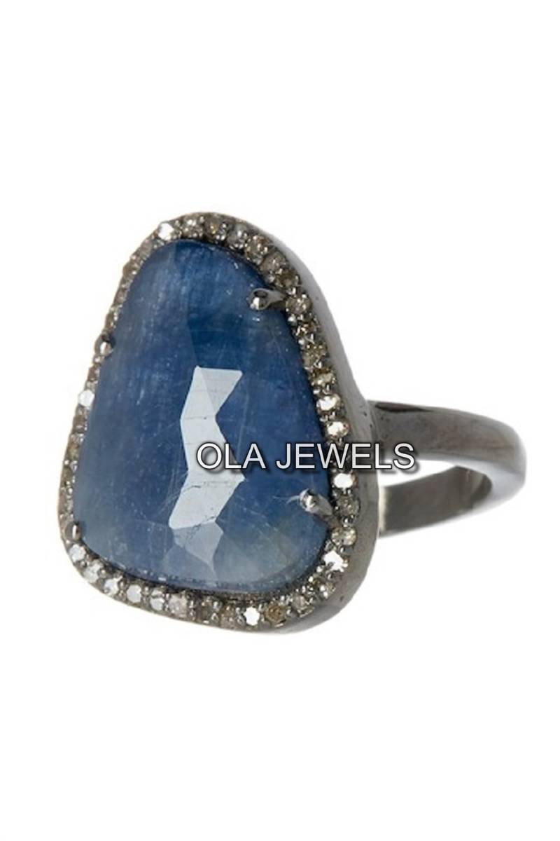 Schwarzer Sterlingsilberring Mit Blauem Saphir Und Pave-Diamant von OlaJewelsDesigns