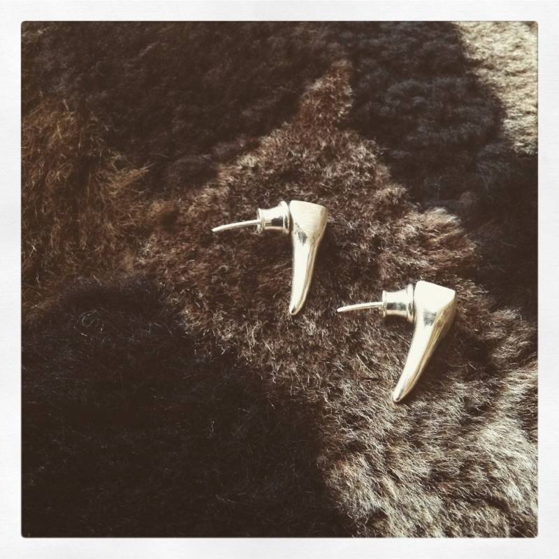 Aleksandra Puchacz Handgefertigte Sterling Silber Tusk Ohrringe Aleksandra Puchacz Handgefertigte Sterling Silber Tusk Ohrringe von OlaPuchaczJewellery