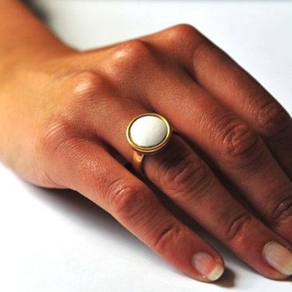 Aleksandra Puchacz Porzellan & Goldfarbener Messingring von OlaPuchaczJewellery