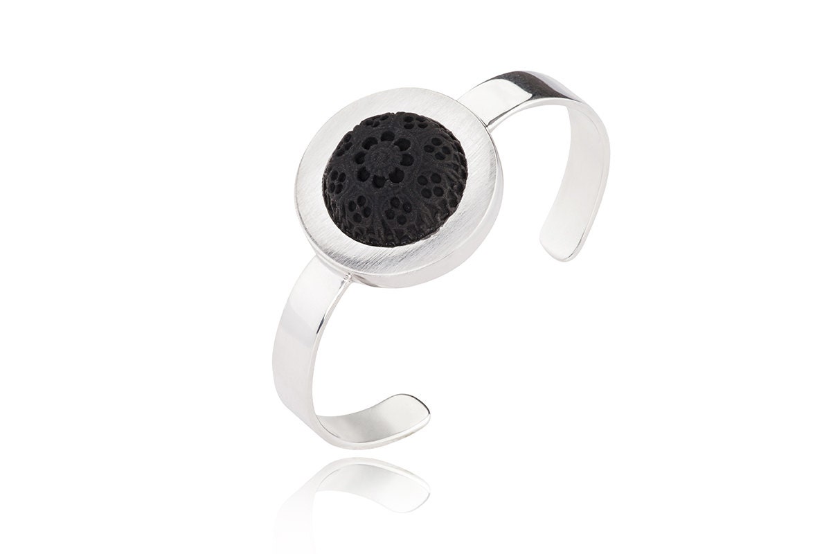 Aleksandra Puchacz Silberfarbenes & Schwarzes Porzellanarmband Aleksandra Puchacz Silberfarbenes & Schwarzes Porzellanarmband von OlaPuchaczJewellery
