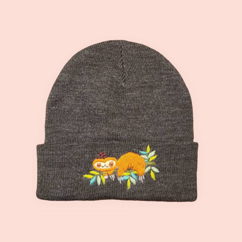 Fuchs , Faultier Herbst Beanie - Bestickte Gelbe Blätter Boho Wintermütze Botanical Plant Mütze Besticktes Accessoire von OlalaMiaEmbroidery