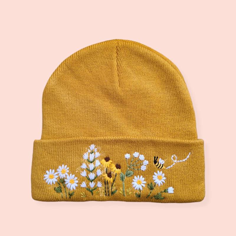 Kollektion Floral Beanie - Bestickte Boho Wintermütze Botanical Plant Mütze Besticktes Accessoire von OlalaMiaEmbroidery