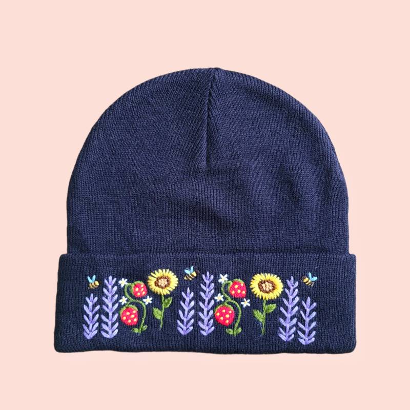 Kollektion Sonnenblumen Beanie - Bestickte Blumen Boho Warm Wintermütze Botanical Plant Mütze Besticktes Accessoire von OlalaMiaEmbroidery