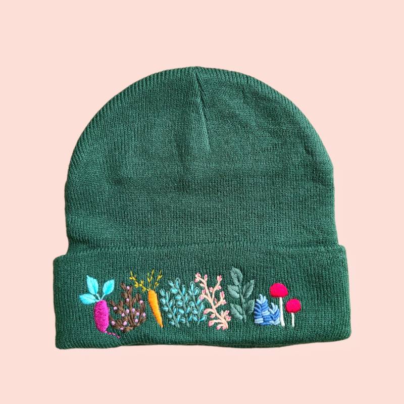 Kollektion Vegetable Beanie - Bestickte Veggie Boho Warm Wintermütze Botanical Plant Mütze Besticktes Accessoire von OlalaMiaEmbroidery