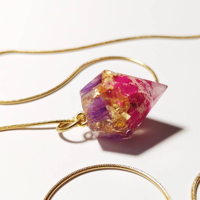 Kristallanhänger Mit Imperial Jaspis, Blumenblättern Und Goldflocken Für Spitirualismus, Stärke Bestimmung Kristallanhänger Mit Imperial Jaspis, Blumenblättern Und Goldflocken Für Spitirualismus, Stärke Bestimmung von OlarisOrgone