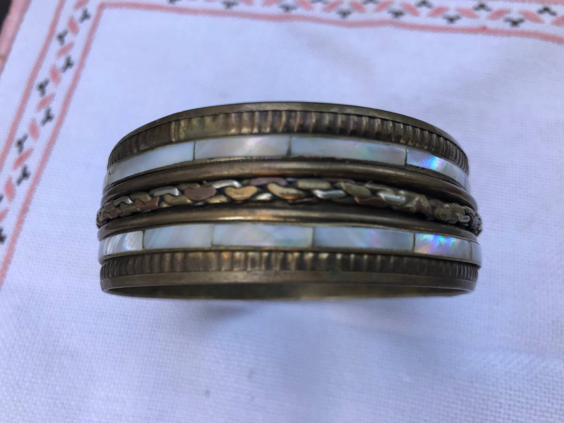 Vintage Armreif Aus Messing Und Kupfer Mit Prägung - Breites Armband Gemischtes Metall Schmuck Handgemachtes Altes Geschenk Frauen von OldButGoldShop