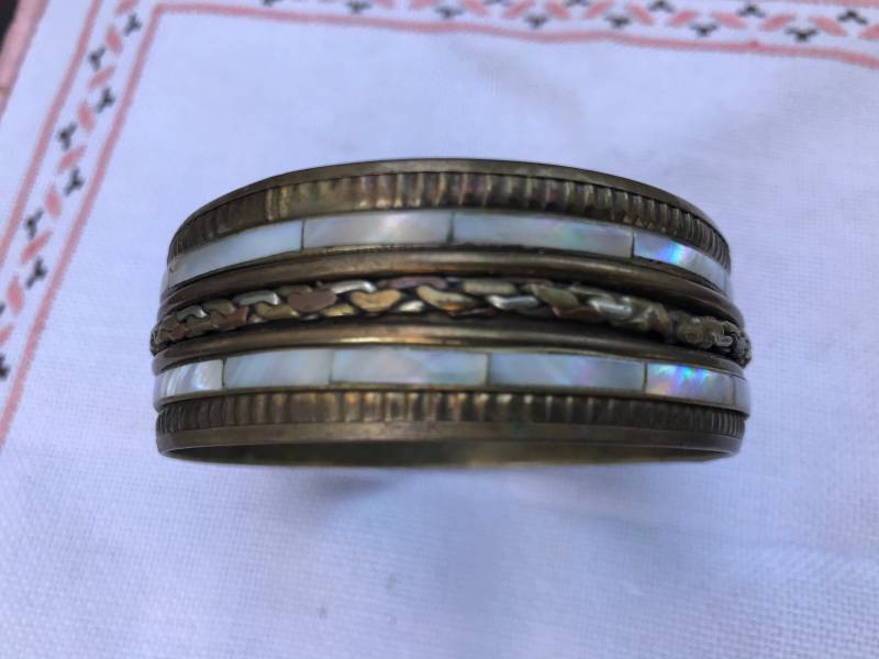 Vintage Armreif Aus Messing Und Kupfer Mit Prägung - Breites Armband Gemischtes Metall Schmuck Handgemachtes Altes Geschenk Frauen von OldButGoldShop