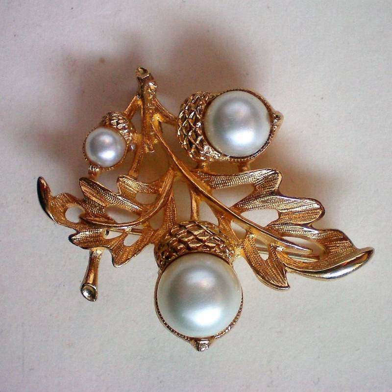 Avon Eiche Blatt Mit Eicheln-Pin-Anhänger - 5610 von OldCastleTreasures